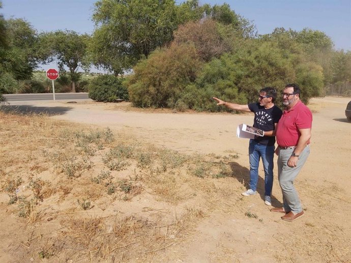 El alcalde visita los terrenos del futuro primer aparcamiento de autocaravanas