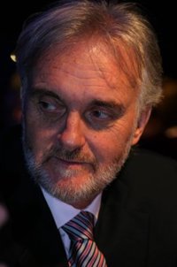 Francisco Coronel publica 'Medicina y Rock & Roll', su segundo libro en el que aúna trabajo y aficiones