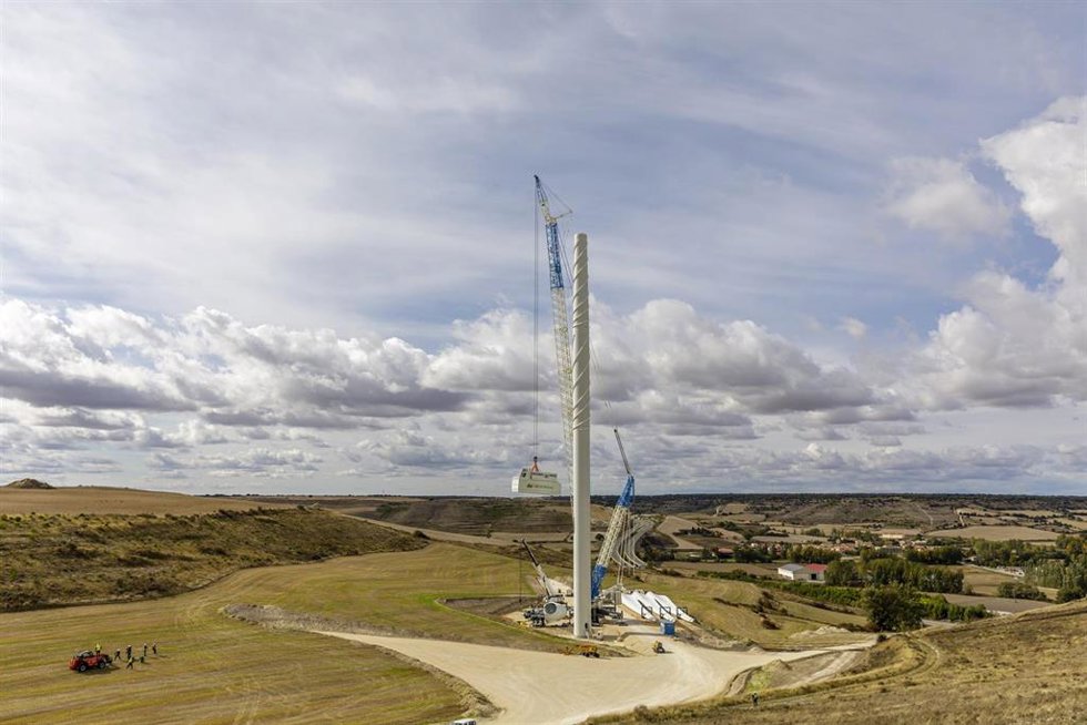 Archivo - Aerogenerador en el complejo Herrera, en Burgos.
