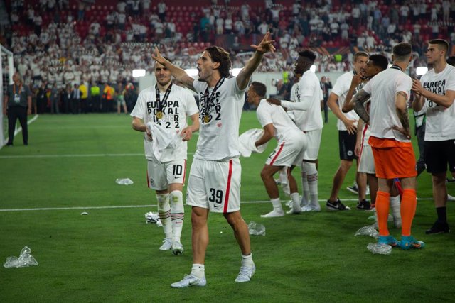 Archivo - Goncalo Paciencia of Frankfurt celebrates the victory during the UEFA Europa League, Final round, football match played between Eintracht Frankfurt and Rangers FC at Ramon Sanchez Pizjuan stadium on May 18, 2022, in Sevilla Spain.