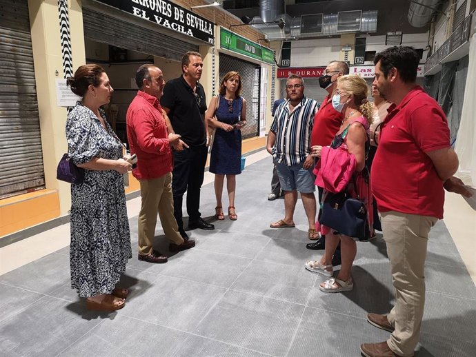 El Ayuntamiento de Sevilla sustituye el pavimento del mercado de abastos de Pino Montano por más de 63.500 euros