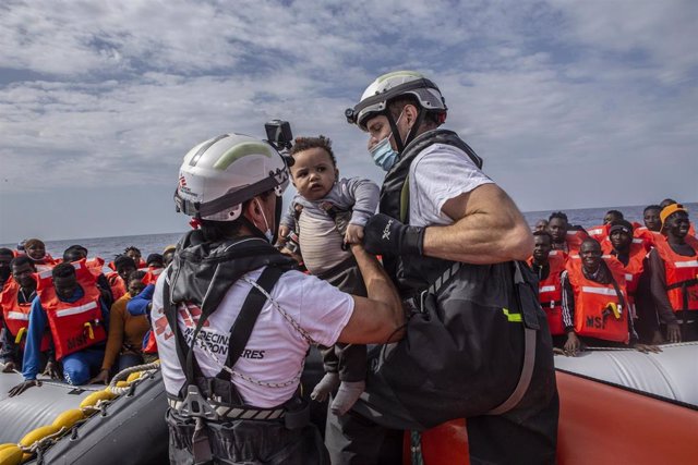 Archivo - Un bebé es rescatado de un bote por el equipo del barco Geo Barents de Médicos Sin Fronteras