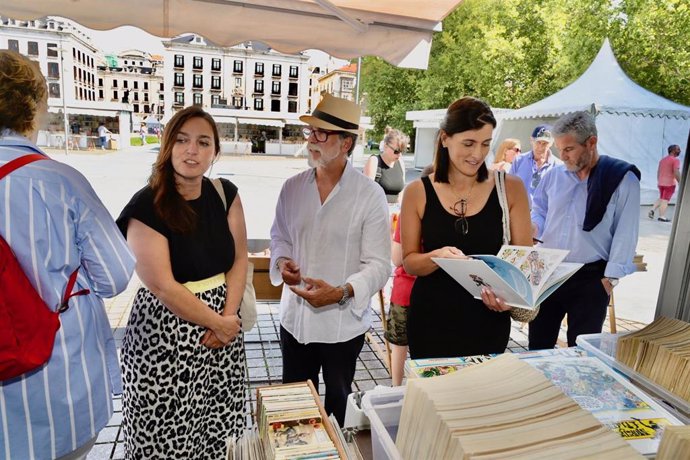 La alcaldesa de Santander en la Feria del Libro Viejo