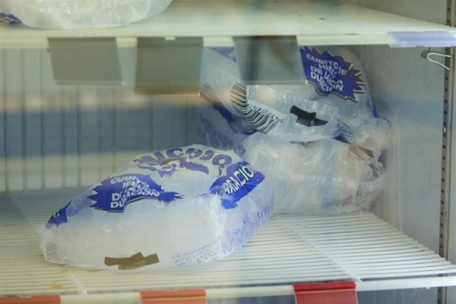 Detalle de una bolsa de cubos de hielo en un supermercado tras la falta de éstos por la gran demanda.