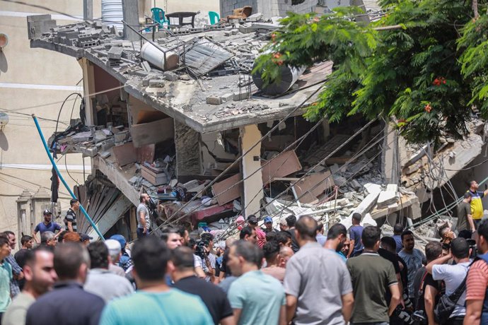 06 August 2022, Palestinian Territories, Gaza City: Palestinians inspect the rubble of a collapsed building that was destroyed during an Israeli air strike, west of Gaza City. The Israel Defence Forces said on Saturday they are preparing for a "week of 