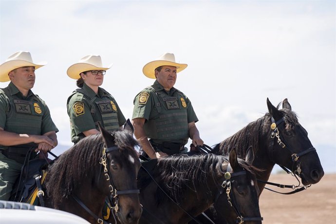 Agentes de la Oficina de Aduanas y Protección Fronteriza de Estados Unidos (CBP) a caballo