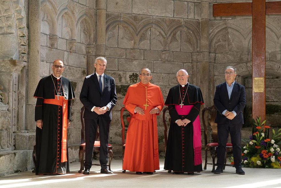 El presidente de la Conferencia Episcopa, Juan José Omellal; el presidente de la Xunta de Galicia, Alfonso Rueda; el cardenal Augusto dos Santos Marto; el arzobispo de Santiago, Julián Barrio; y el alcalde compostelano, Xosé Sánchez Bugallo
