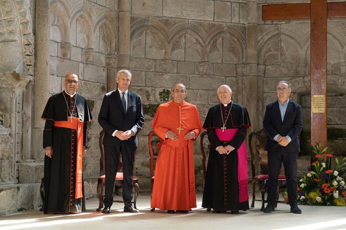 El presidente de la Conferencia Episcopa, Juan José Omellal; el presidente de la Xunta de Galicia, Alfonso Rueda; el cardenal Augusto dos Santos Marto; el arzobispo de Santiago, Julián Barrio; y el alcalde compostelano, Xosé Sánchez Bugallo