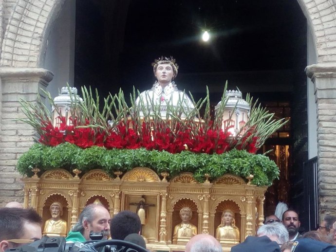 Archivo - Salida del busto de San Lorenzo del templo del mismo nombre, en Huesca.