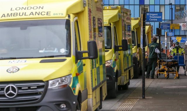 Fila de ambulancias en el Royal London Hospital de Londres