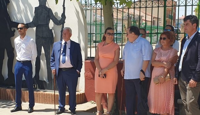 La delegada del Gobierno en Castilla y León, Virginia Barcones, durante su visita a Tardelcuende