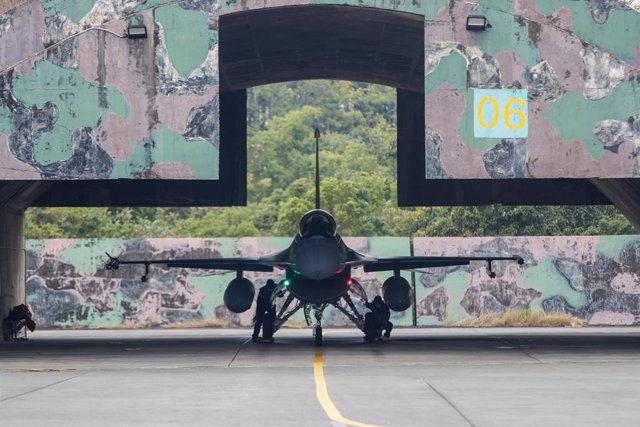 Archivo - 05 January 2022, Taiwan, Chiayi: An F-16V jet fighter is seen at the Air Force base, as the Taiwanese military conducts a drill for preparedness enhancement ahead of the Chinese New Year, amid rising threats from China. Photo: Daniel Ceng Shou-Y