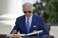 Biden da negativo en una prueba COVID, pero seguirá en aislamiento