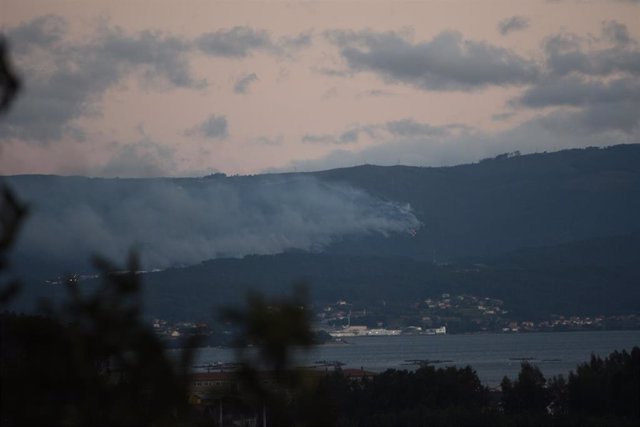 Vista del incendio forestal de la parroquia boirense de Cures (A Coruña) desde la parroquia de Saiar, en Caldas de Reis, Pontevedra, Galicia.