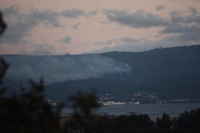 Vista del incendio forestal de la parroquia boirense de Cures (A Coruña) desde la parroquia de Saiar, en Caldas de Reis, Pontevedra, Galicia.