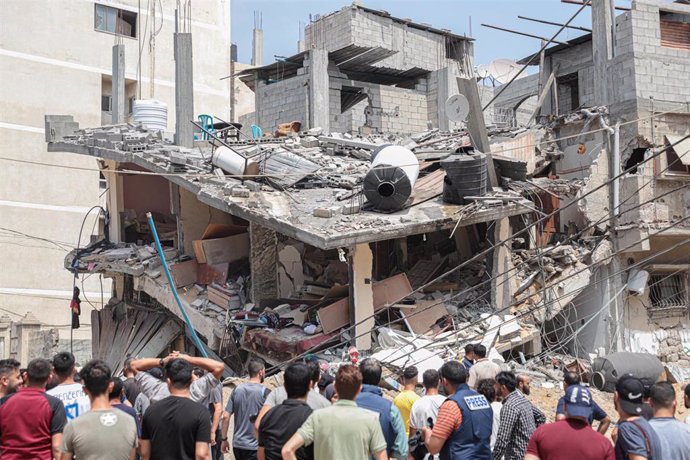 Escombros tras el impacto de una bomba israelí sobre un edificio de la Franja de Gaza
