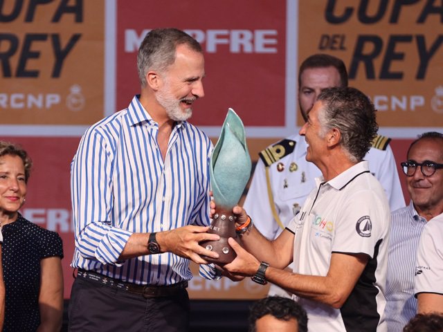 El Rey Felipe VI entrega un trofeo a Javier Banderas