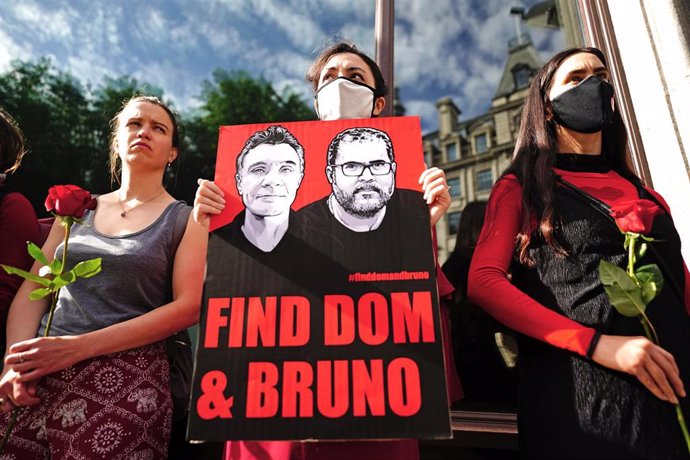 Archivo - Varias personas se manifiestan frente a la embajada de Brasil en Londres por Dom Phillips y Bruno Araujo Pereira.