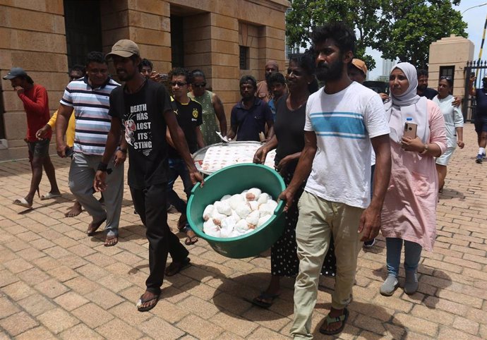 Manifestantes en Colombo, Sri Lanka, distribuyen leche de arroz tras la renuncia del presidente Gotabaya Rajapaksa.