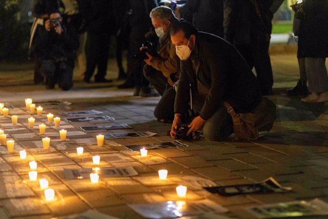 Archivo - Velas y fotografías de los periodistas muertos este 2022