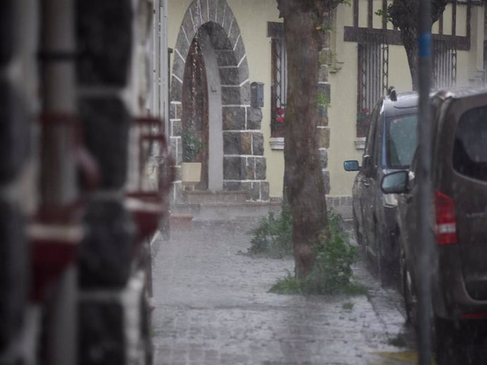 Archivo - Imagen de un temporal de lluvia y granizo en Navarra (archivo)