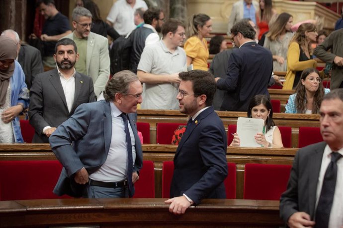 Archivo - El conseller de Economia, Jaume Giró y el presidente de la Generalitat, Pere Aragons, conversan al finalizar el pleno en el Parlament, a 30 de junio de 2022.