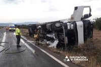 Un conductor de un camión resulta herido tras volcar en la A-121, entre Fuendejalón y Ricla (Zaragoza)