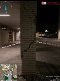 Una plataforma elevadora impacta contra un pilar de un bloque de viviendas en Beriáin