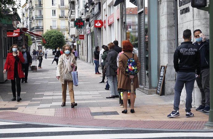 Archivo - Gente por la calle en el centro de Santander. Comercios del casco viejo de la ciudad