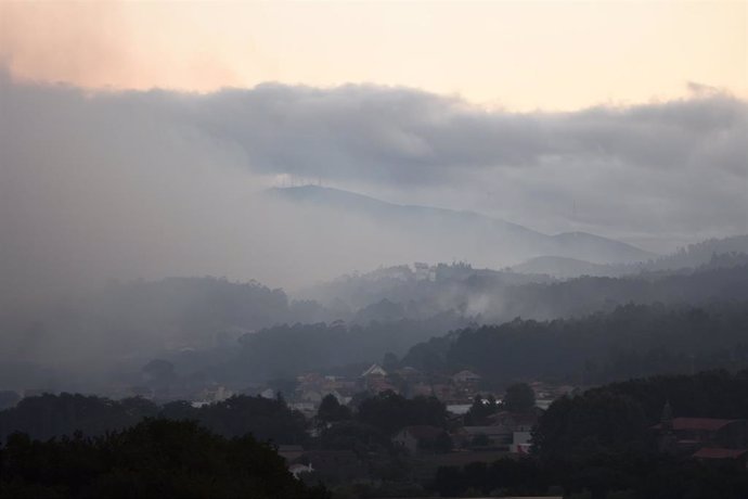 Vista del incendio forestal cercando a la localidad pontevedresa de Villagarcía de Arousa desde el Hospital de Salnes, en el concello de Villagarcía de Arousa, Pontevedra, Galicia.