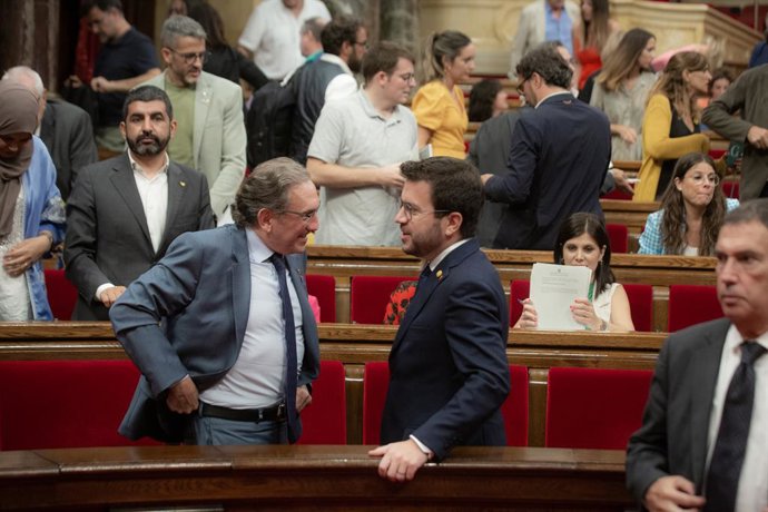 Archivo - El conseller d'Economia, Jaume Giró, i el president de la Generalitat, Pere Aragons, conversen després d'un ple al Parlament