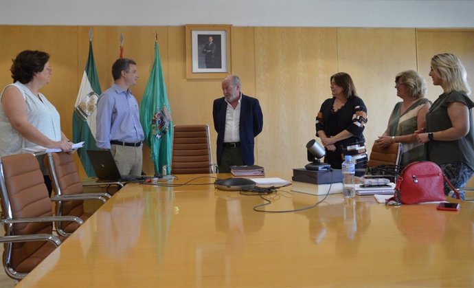 Archivo - El presidente de la Diputación de Sevilla, Fernando Rodríguez Villalobos, junto a diputados de su gobierno provincial