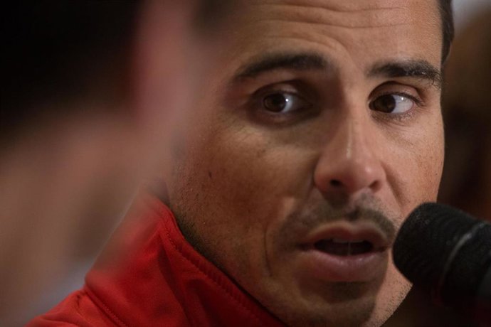 Archivo - Javier Gómez Noya, durante un Clinic en el Comite Olímpico Español.