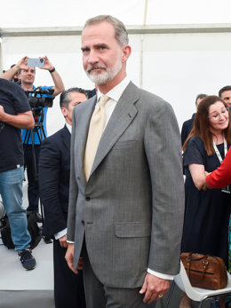 El Rey Felipe VI a su llegada al viaje inaugural de la primera fase de la Plataforma de Alta Velocidad Plasencia-Badajoz, entre las estaciones de Cáceres y Badajoz, a 18 de julio de 2022, en Badajoz, Extremadura (España). El viaje inaugural parte a las 