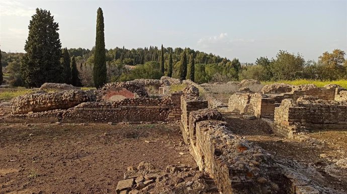 Archivo - Ruinas de Itálica con una de sus colinas al fondo