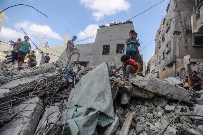 Niños en los restos de un bombardeo israelí sobre Gaza 