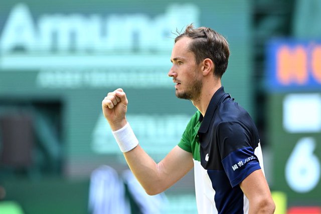 Archivo - 18 June 2022, North Rhine-Westphalia, Halle: Russian tennis player Daniil Medvedev in action against Germany's Oscar Otte during their men's singles semifinal match of the Halle Open tennis tournament at the Owl Arena. Photo: David Inderlied/dpa