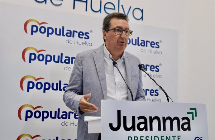 El presidente del PP de Huelva, Manuel Andrés González, en rueda de prensa.