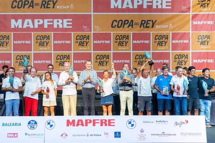 El Rey Felipe VI, junto a los galardonados.