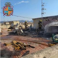 Bomberos y Policía actúan en el incendio en una azotea de Palma donde había colchones y basura acumulada