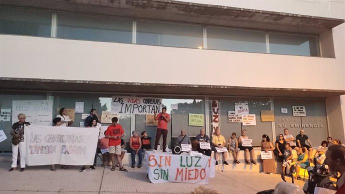 Asamblea del colectivo Barrios Hartos con motivo de los cortes de luz en barriadas de Sevilla