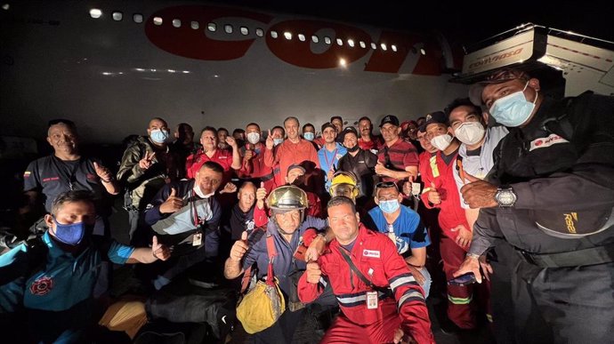 Bomberos de PDVSA enviados a Cuba para combatir el incendio en el puerto de superpetroleros de Matanzas