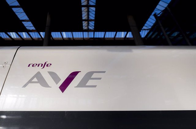 Archivo - La nueva imagen corporativa de los trenes AVE en uno de sus trenes, en la Estación Puerta de Atocha de Madrid