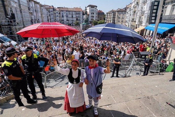 Edurne y Celedón Txiki en las fiestas de La Blanca de Vitoria-Gasteiz