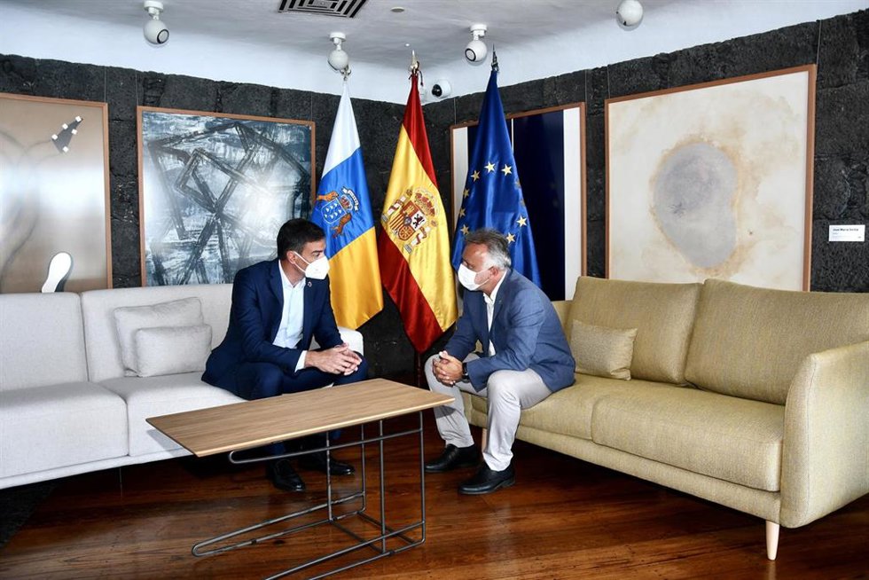Archivo - El presidente del Gobierno, Pedro Sánchez (i), y el presidente de Canarias, Ángel Víctor Torres (d), durante una reunión en el Castillo de San José, a 11 de agosto de 2021, en Arrecife, Canarias (España). Esta cita se produce después de que am