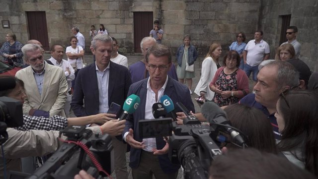 El presidente del PP, Alberto Núñez Feijóo, atiende a los medios en Cambados, Pontevedra.