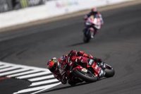 Bagnaia se impone a Viñales y Aleix Espargaró salva el día