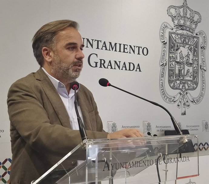 Archivo - El concejal de Medio Ambiente del AYuntamiento de Granada, Jacobo Calvo, en una imagen de archivo 