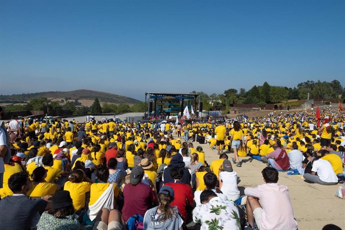 Centenares de jóvenes durante el acto de clausura de la peregrinación europea de jóvenes 2022, en Monte do Gozo, a 7 de agosto de 2022, en Santiago de Compostela