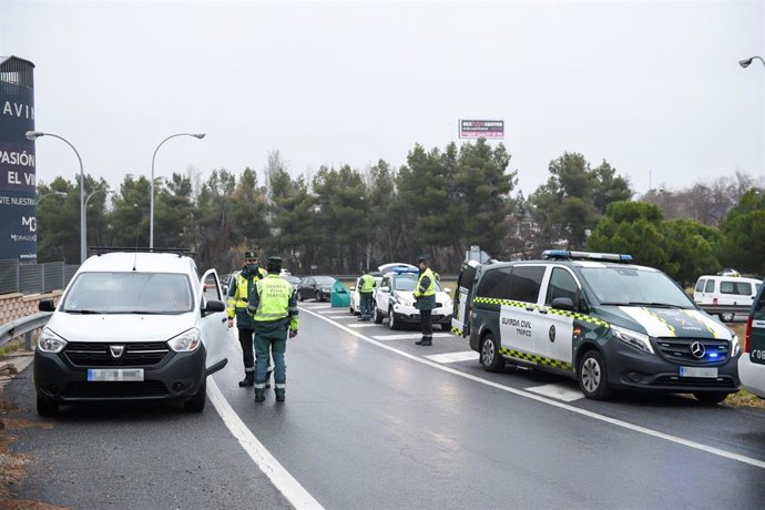 Archivo - Varios agentes de la Guardia Civil realizan un control de alcohol y drogas en el kilómetro 13,600 de la carretera A-1, a 23 de diciembre de 2021, en Madrid (España).